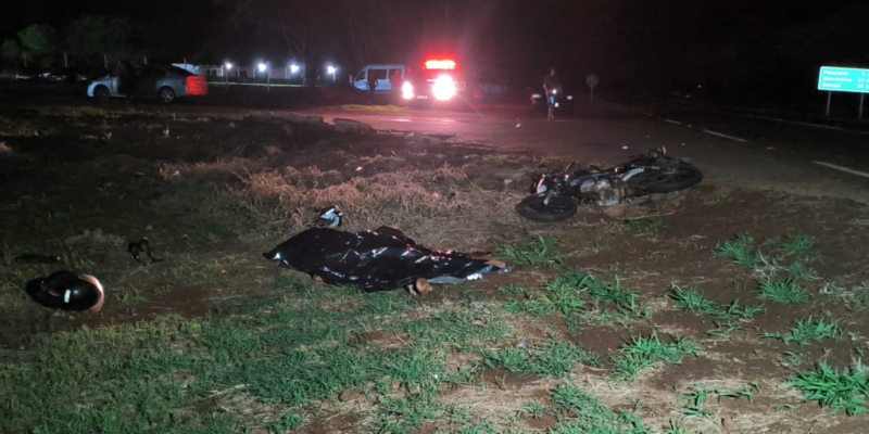 Local onde jovem morreu após moto ser atingida por van, na MS-379 (Foto: Leandro Holsbach)