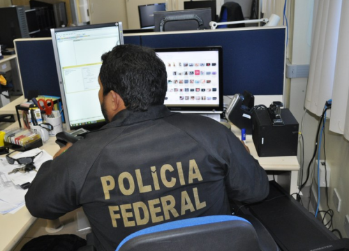 Policiais durante buscas na casa do investigado, que foi preso em flagrante (Foto: Divulgação)