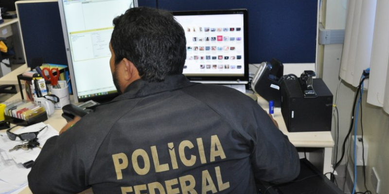 Policiais durante buscas na casa do investigado, que foi preso em flagrante (Foto: Divulgação)