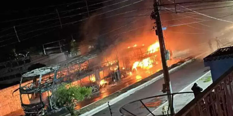 Fumaça densa acompanha incêndio de dois ônibus em Corumbá. (Foto: Weber Reis/Folha MS)