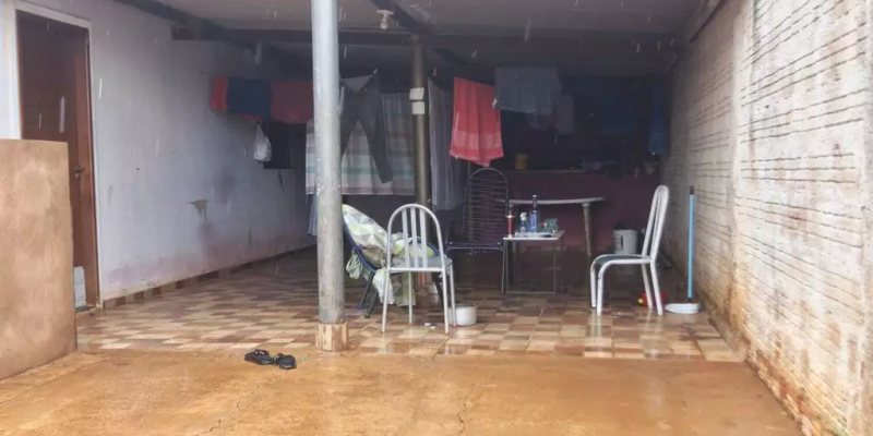 Varanda da casa onde crime ocorreu; mesa com garrafa de bebida e copos (Foto: Paulo Francis)