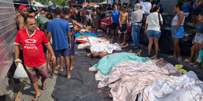 Dezenas de corpos foram trazidos por moradores para a Praça São Lucas, na Penha -  Foto: Eusébio Gomes