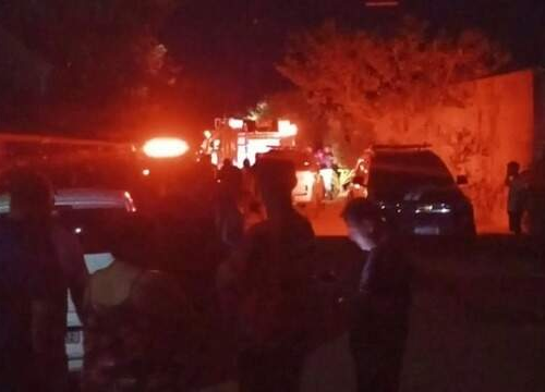 Viaturas em frente a casa incendiada na Vila Ferreira, em Terenos. (Foto: O Terenense)
