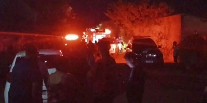 Viaturas em frente a casa incendiada na Vila Ferreira, em Terenos. (Foto: O Terenense)