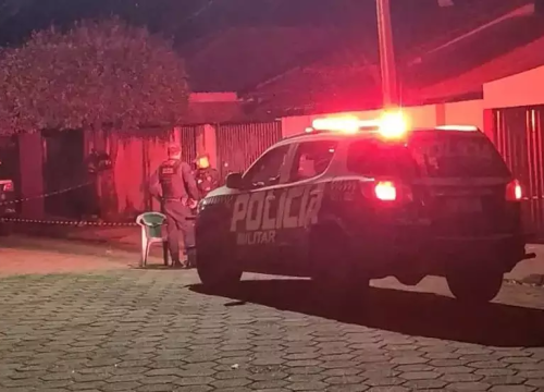 Viatura da Polícia Militar em frente ao local do crime. (Foto: Nova News)