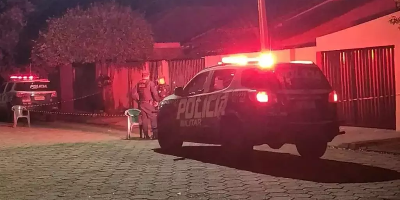 Viatura da Polícia Militar em frente ao local do crime. (Foto: Nova News)