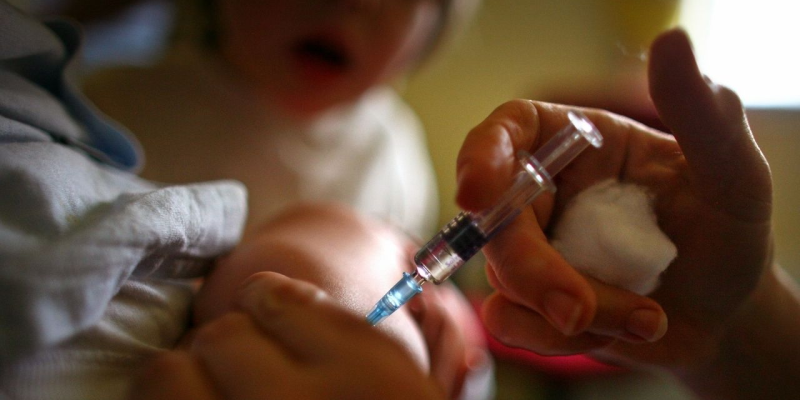 Imagem ilustrativa de bebê sendo vacinado - Getty Images