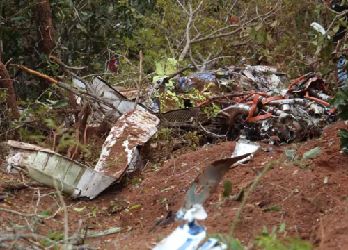 Destroços da aeronave em meio à mata (Foto: Juliano Almeida)