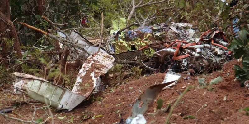Destroços da aeronave em meio à mata (Foto: Juliano Almeida)
