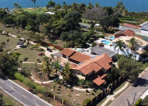 Em primeiro plano, mansão comprada por Santini no Lago Sul, bairro nobre do DF, por R$ 14,5 milhões (Foto: Marlus Naves)