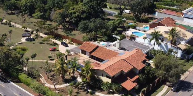 Em primeiro plano, mansão comprada por Santini no Lago Sul, bairro nobre do DF, por R$ 14,5 milhões (Foto: Marlus Naves)
