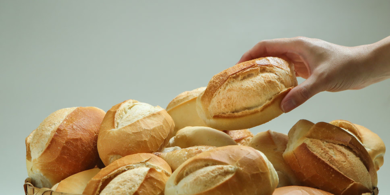 Truque simples transforma parte do amido do pão em fibra prebiótica, ajudando a digestão e o controle da glicose