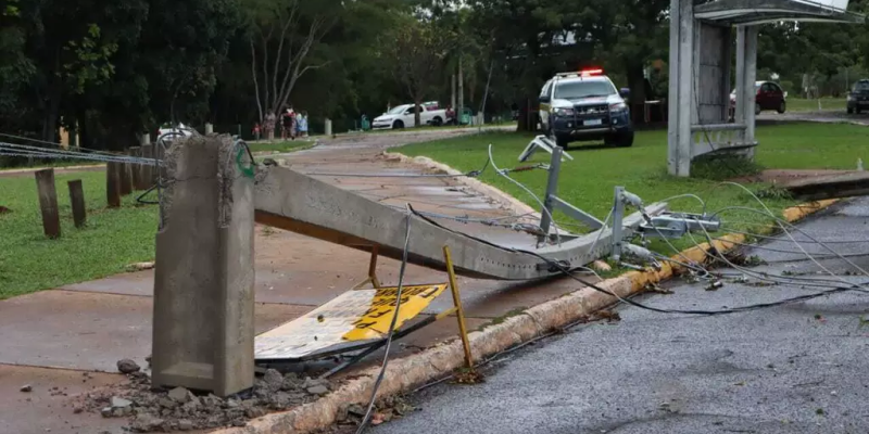 Temporal deixa estrutura quebrada ao meio na Avenida Afonso Pena (Foto: Osmar Veiga)