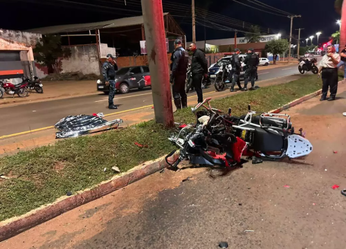 Motocicleta destruída no local da batida (Foto: Eliton Chaves / 24h News MS)