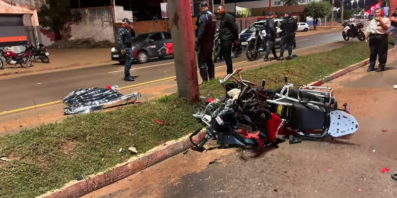 Motocicleta destruída no local da batida (Foto: Eliton Chaves / 24h News MS)
