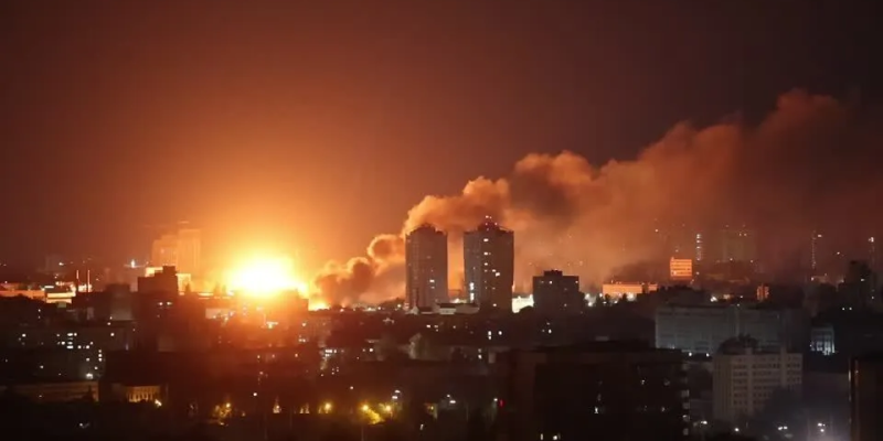 Sirenes são ouvidas enquanto explosões abalam Kyiv durante ataque russo durante a noite  • Reprodução/Reuters