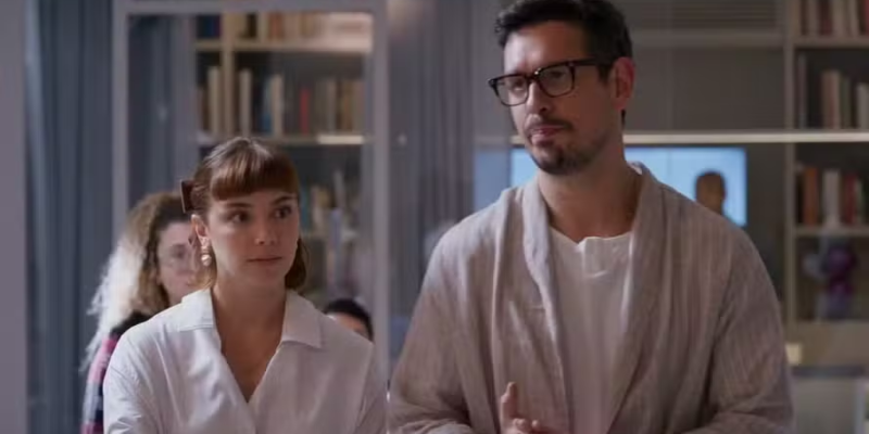 Solange (Alice Wegmann) e Renato (João Vicente de Castro) — Foto: Reprodução/TV Globo
