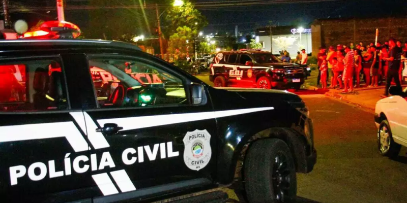 Viaturas da Polícia Civil e PM isolam o local do crime. (Foto: Juliano Almeida)