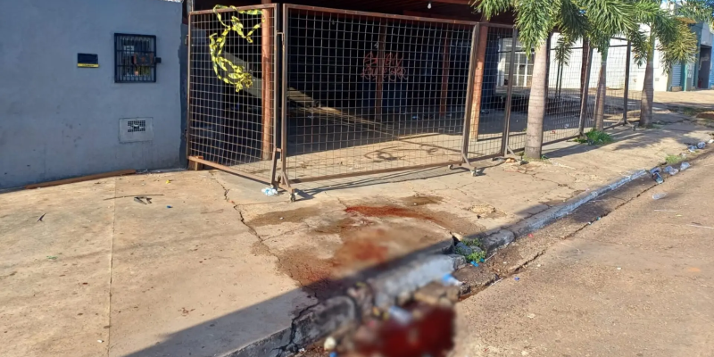 Há manchas de sangue em frente ao local na manhã deste domingo  - Imagem - Danúbia Araújo
