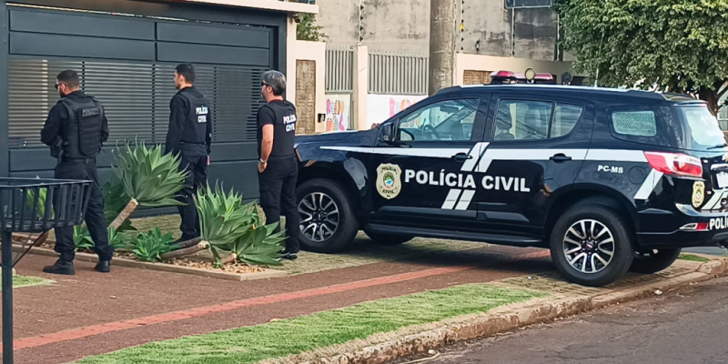 Policiais civis em frente ao endereço onde foram cumpridos mandados (Foto: Osvaldo Duarte)