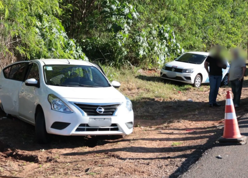Carro que a mãe e a filha estavam. (Foto: Pietra Dorneles, Jornal Midiamax)