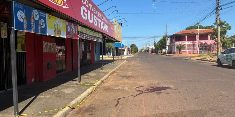 Poça de sangue da vítima no meio da Avenida Cachoeira do Campo (Foto: Clara Farias)