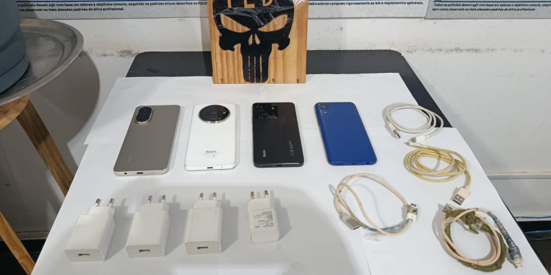 Quatro celulares foram encontrados dentro da cela do grupo criminoso / Divulgação