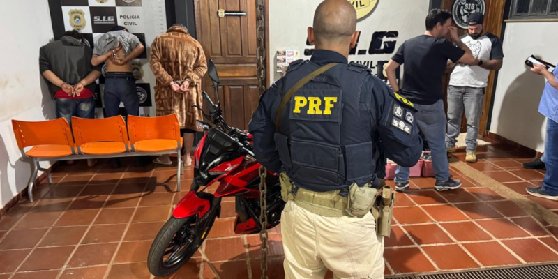 Os três presos na sede do SIG, ontem à noite (Foto: Divulgação)
