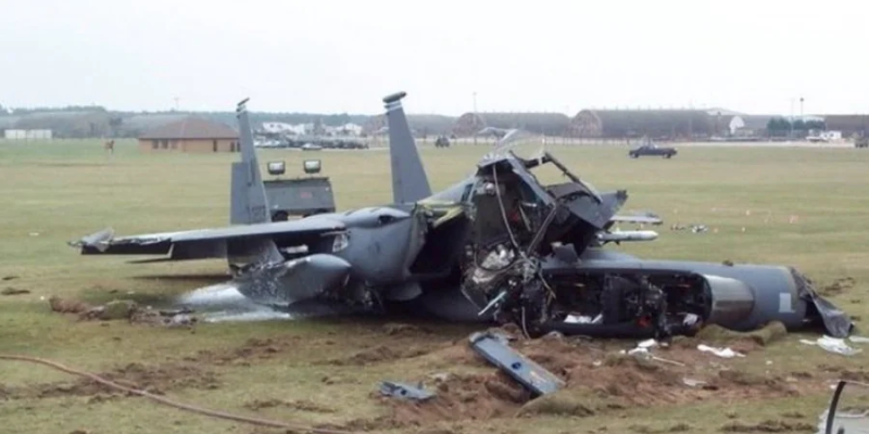 Os tripulantes dos caças F-15 dos Estados Unidos se ejetaram antes da queda no solo