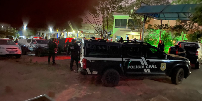Policiais em frente ao hospital de Mundo Novo, para onde assaltantes foram levados (Fotos: DOF/Divulgação)
