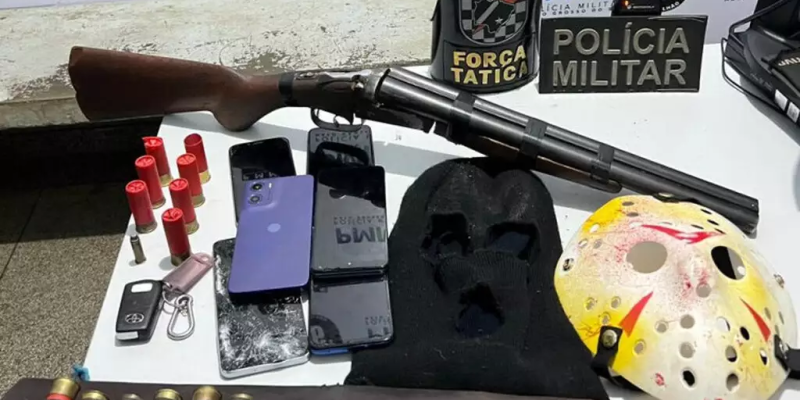 Máscaras, espingarda, celulares e munições apreendidas com o homem (Foto: Divulgação | PMMS)