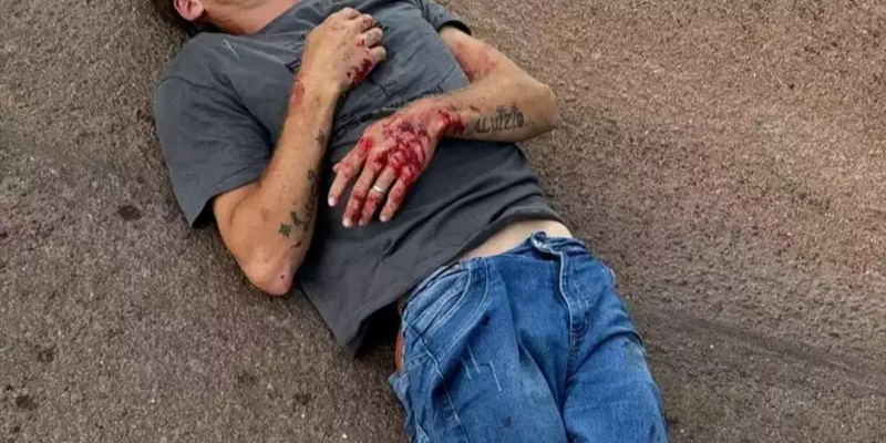 Condutor do carro ferido, caído no asfalto (Foto: Divulgação)