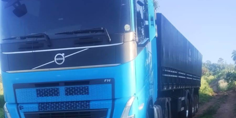 Caminhão flagrado em uma estrada vicinal, na sexta-feira (Foto: Divulgação)