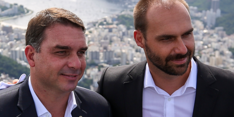Imagem de Flávio Bolsonaro e Eduardo Bolsonaro - Getty Images