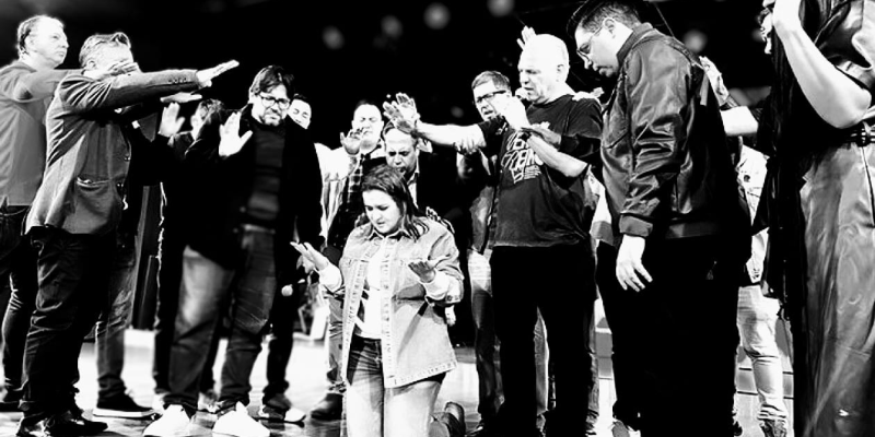 Adriane Lopes e pastores durante ritual de sua Igreja