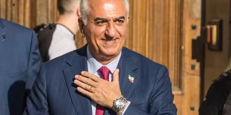 Reza Pahlavi, de 63 anos e filho do último Xá do Irã, declarou estar se preparando para retornar ao país