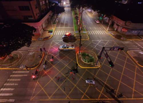 Viaturas no cruzamento onde motociclista morreu, na madrugada de hoje (Foto: Leandro Holsbach)