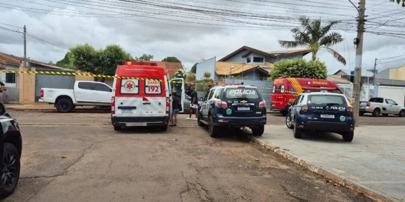 Policiais em frente à casa onde crime aconteceu nesta manhã  Imagem - Reprodução