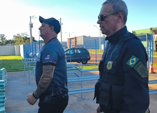 Rogério André de Vargas quando era conduzido à delegacia da PRF (Imagem -  Leandro Holsbach)