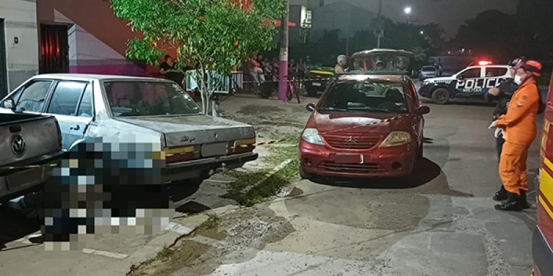 Vítima foi alvo de vários tiros e morreu no local