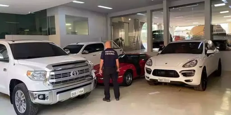 Veículo esportivos e de luxo que foram apreendidos na operação. (Foto: Divulgação)