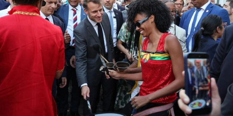 Macrón toca com o Olodum em Salvador.
Créditos: LUDOVIC MARIN/AFP
