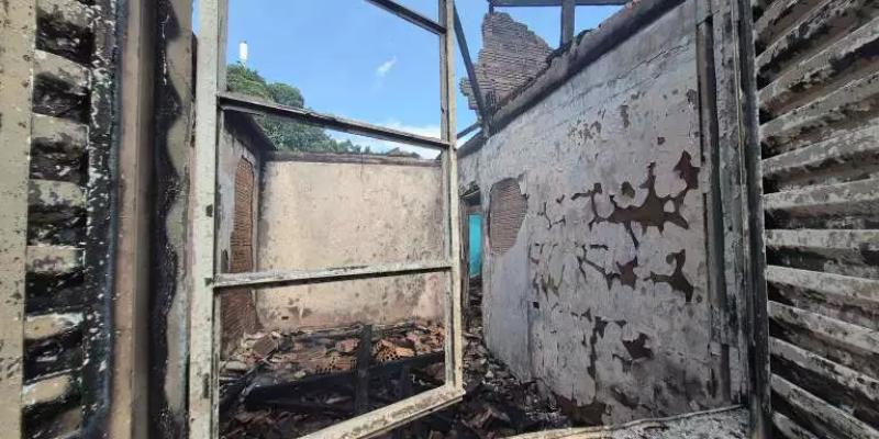 Um dos cômodos da casa que foi totalmente destruída pelas chamas (Fotos: Marcos Maluf)