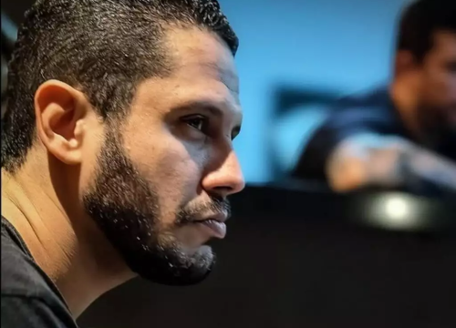 Caio Nascimento durante apresentação em célula de igreja evangélica (Foto: Instagram/Reprodução)