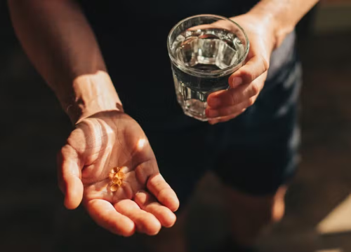 Homem tomando vitaminas — Foto: Getty Images