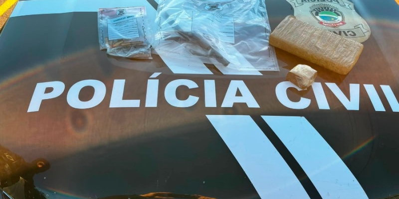 Arma de fogo e entorpecentes foram apreendidos e encaminhados para perícia - Foto: Polícia Civil
