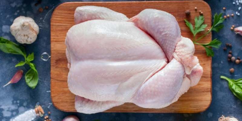 Brasil enfrenta embargos na carne de frango após caso de gripe aviária no Rio Grande do Sul