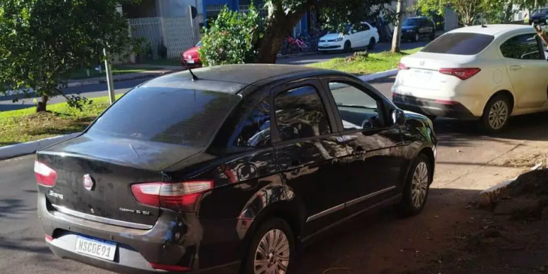 Fiat Siena em que ex-presidiário foi executado, hoje, em Ponta Porã