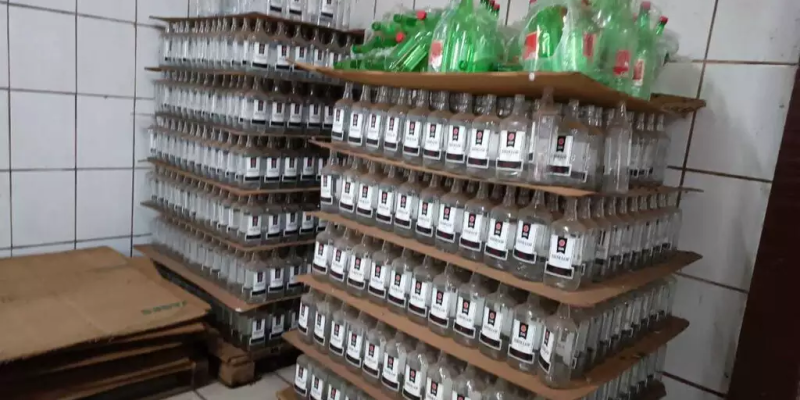 Garrafas recicladas e rótulos falsos de gin apreendidos durante a operação (Foto: Divulgação)