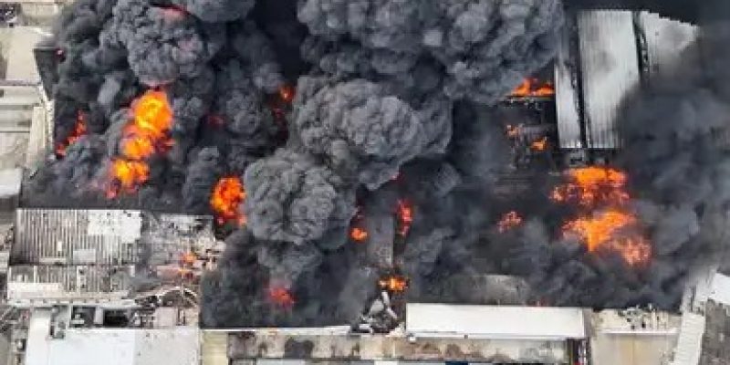 Incêndio atinge fábrica de confecção de fantasias no RJ; Pessoas tentam escapar pela janela